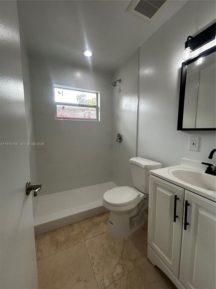 916 Sw 10th St #1-3 - Photo 6 of 19
