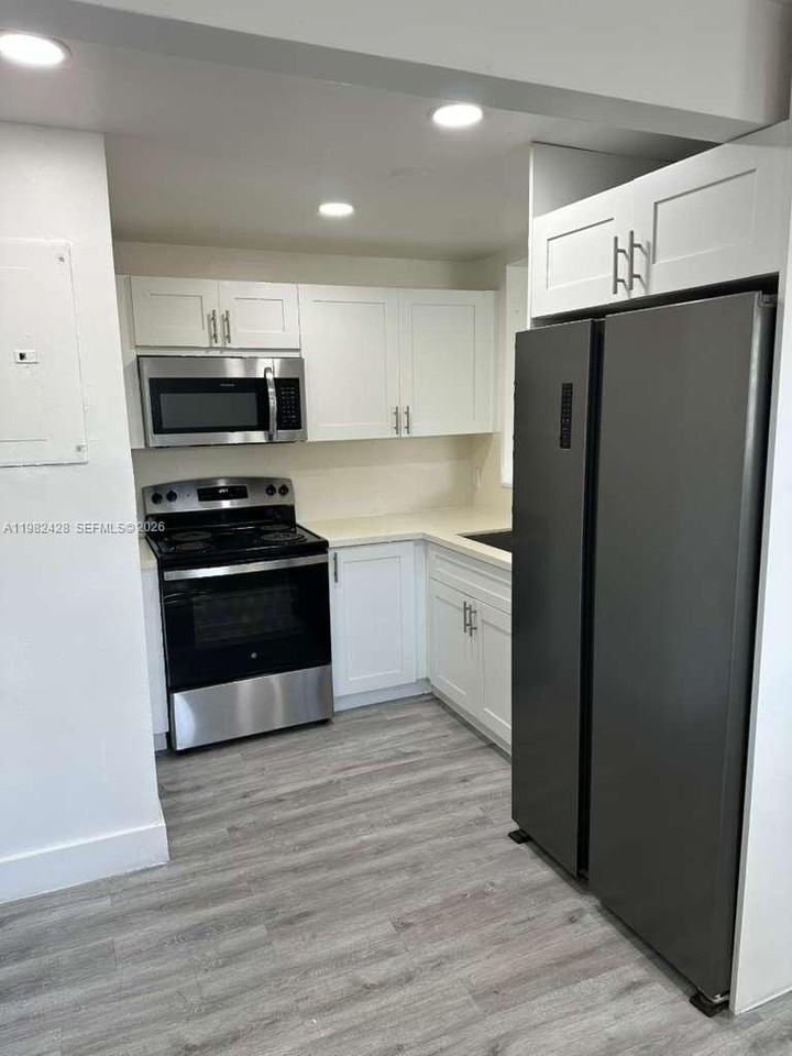 1033 Nw 3rd Ave #2