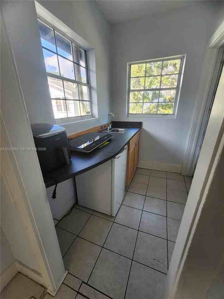 226 Sw 6th Ave #6 - Photo 2 of 2