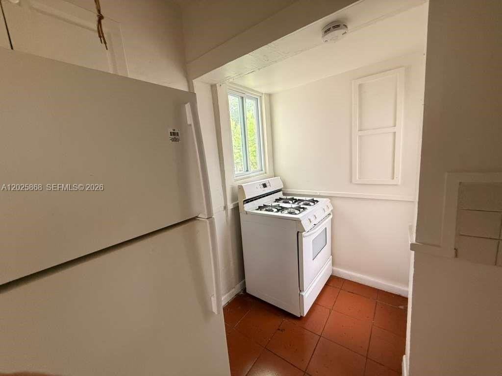 1919 Sw 2nd St #B - Photo 6 of 12
