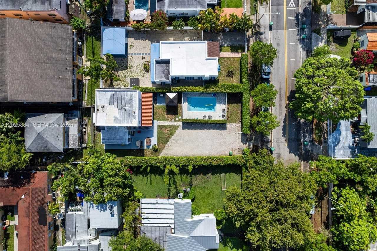 2255 Sw 10th St #B - Photo 2 of 26