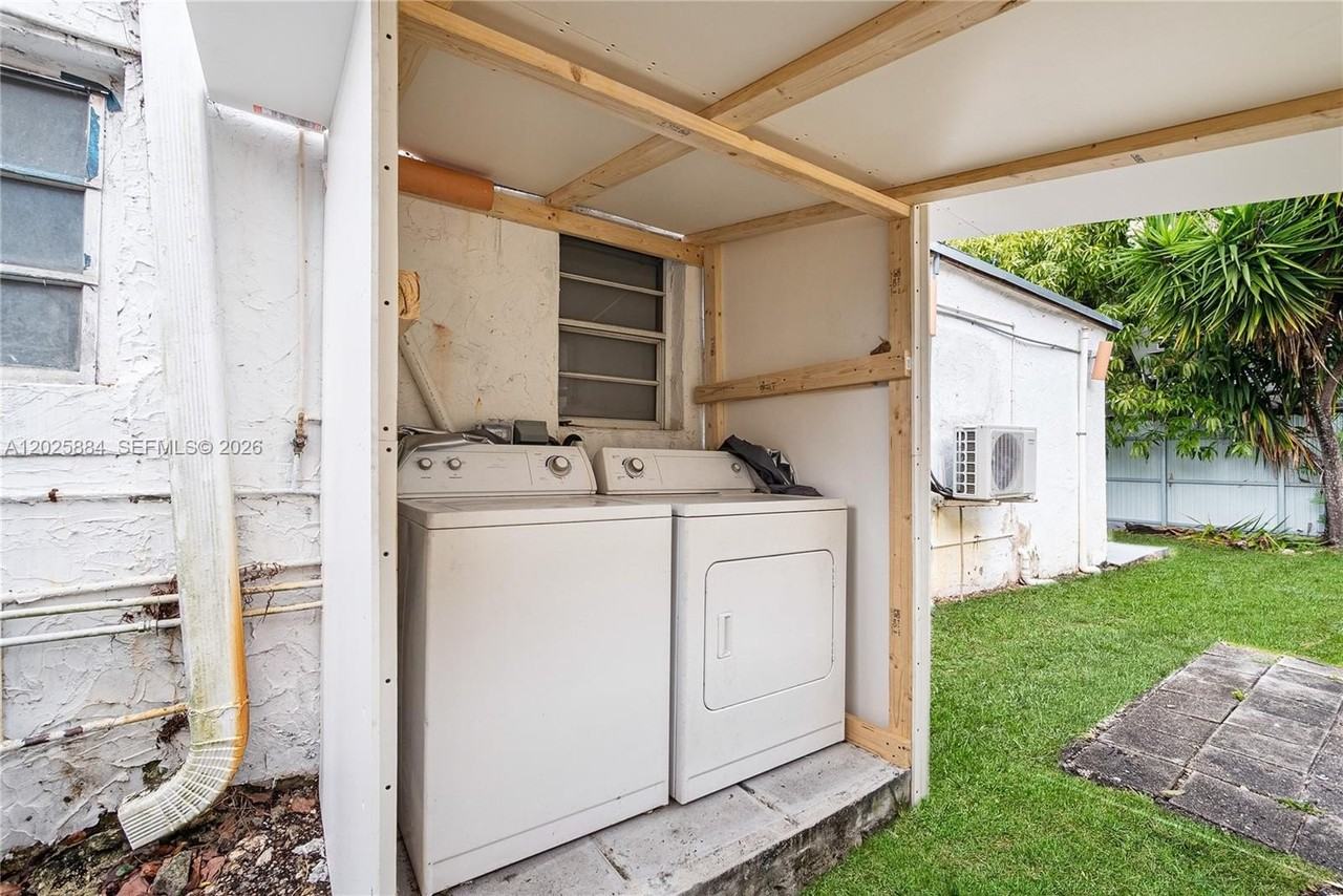 2255 Sw 10th St #B - Photo 3 of 26