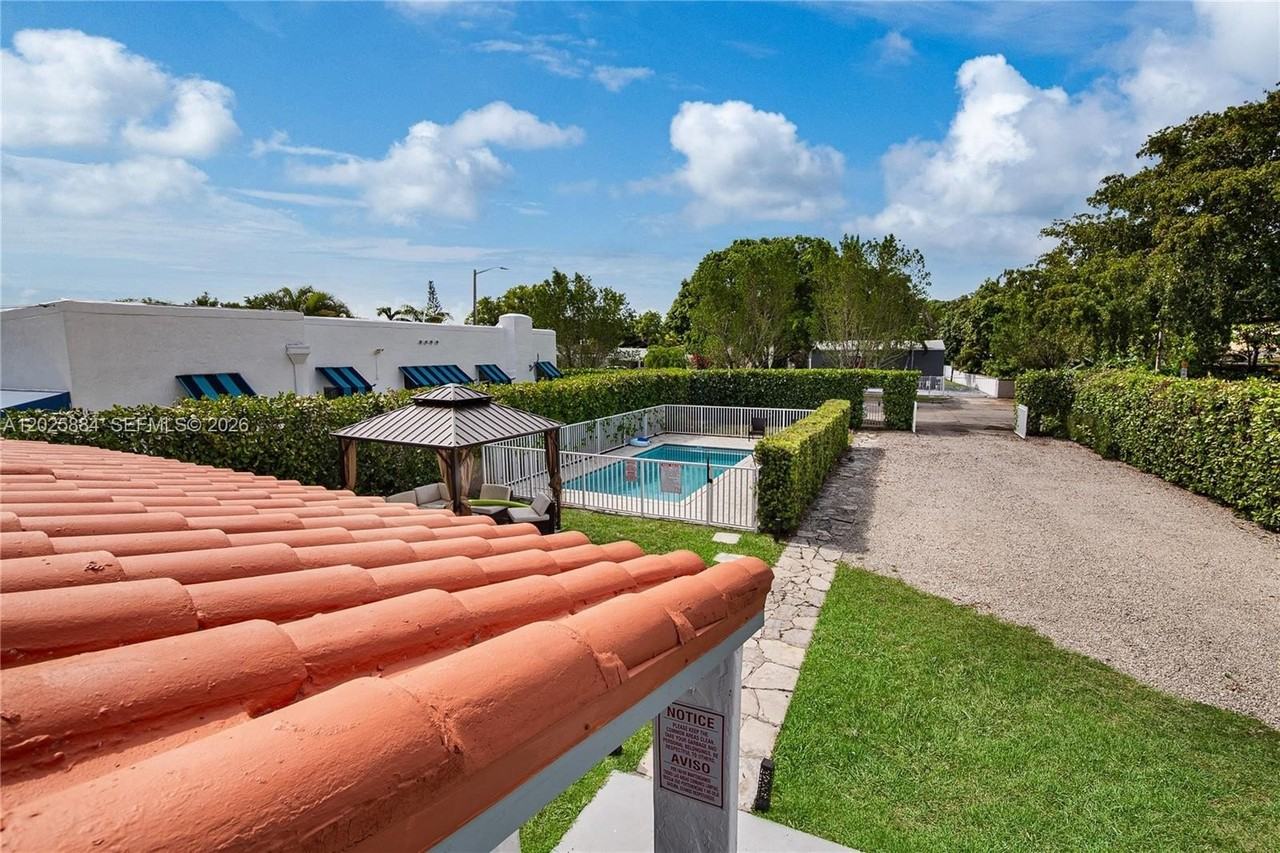 2255 Sw 10th St #B - Photo 4 of 26