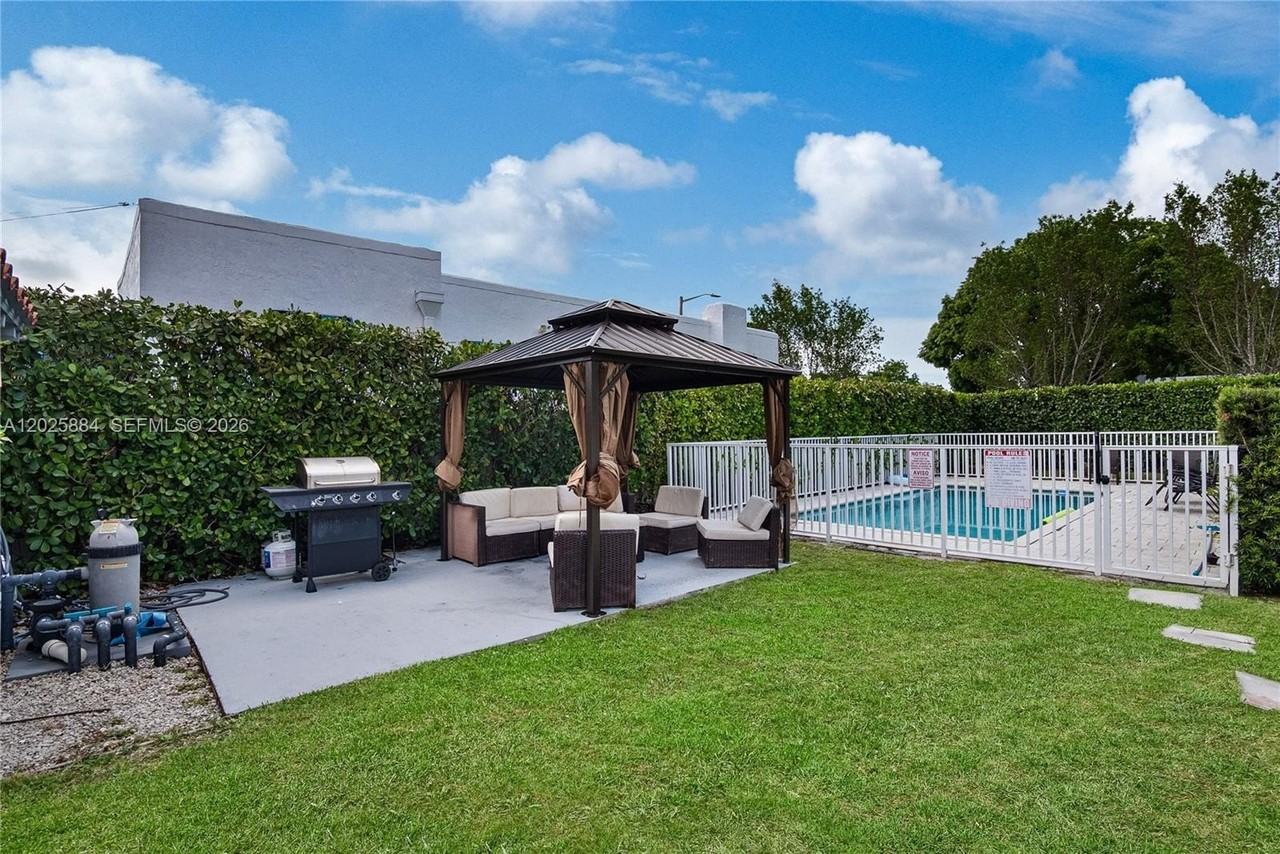 2255 Sw 10th St #B - Photo 6 of 26