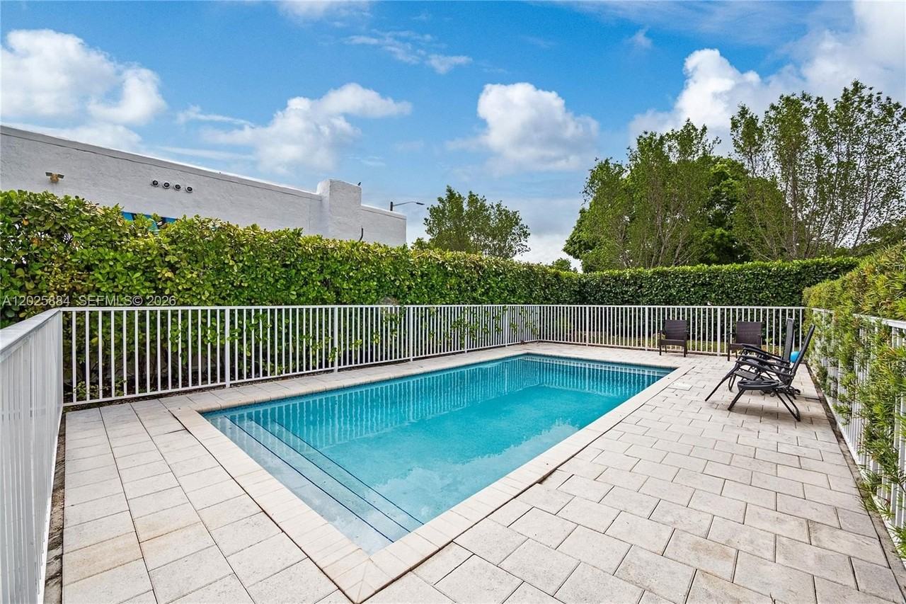2255 Sw 10th St #B - Photo 7 of 26