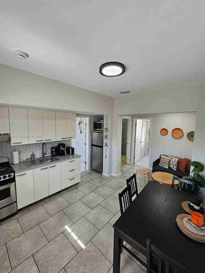 2224 Sw 11th St #3 - Photo 4 of 15