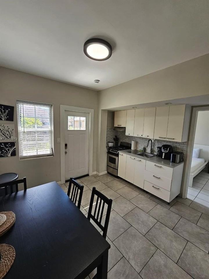 2224 Sw 11th St #3 - Photo 5 of 15