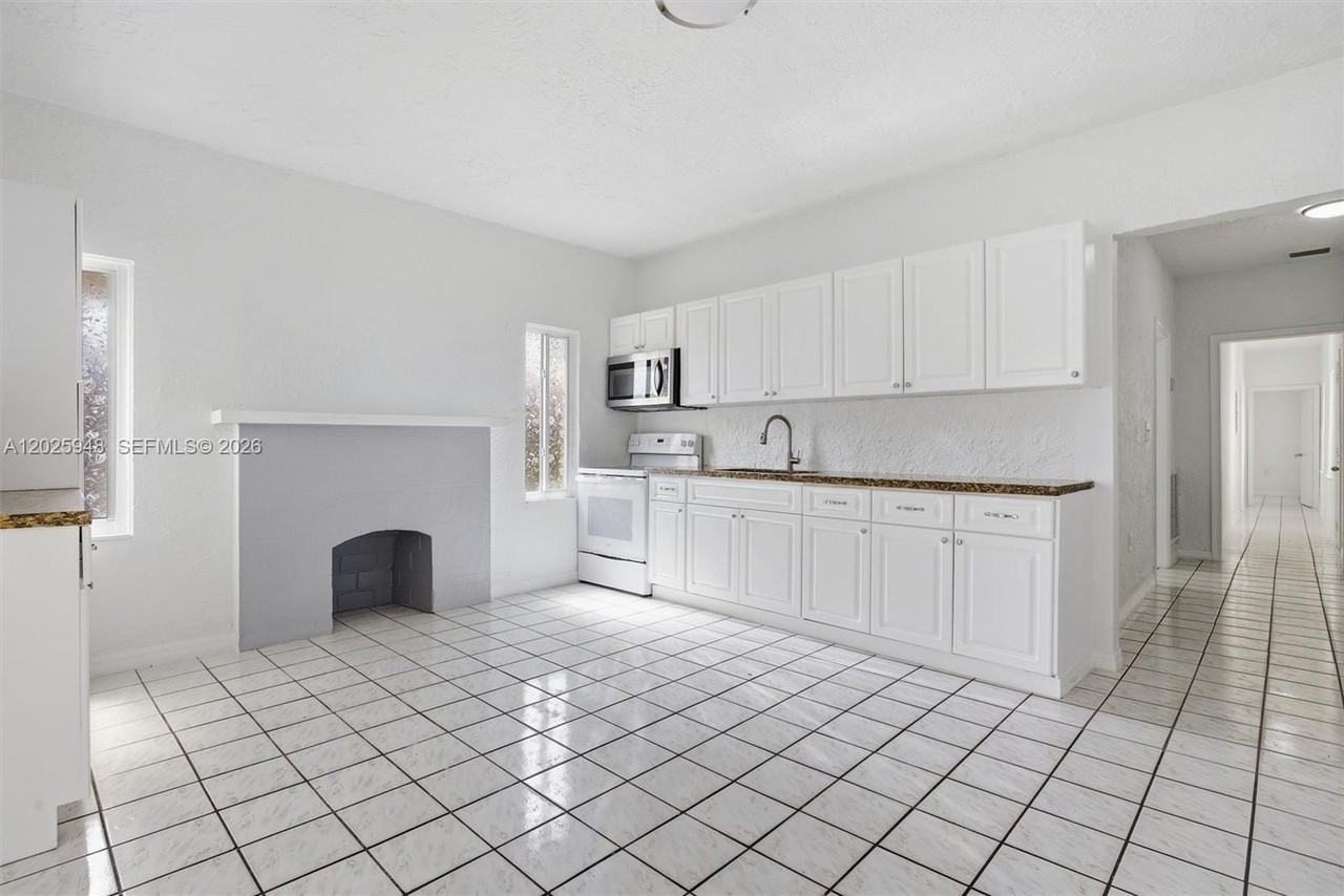 1745 Sw 17th St #2 - Photo 7 of 32