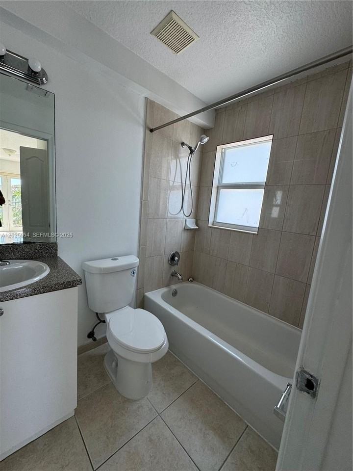 718 Ne 4th Ct #718 - Photo 2 of 11