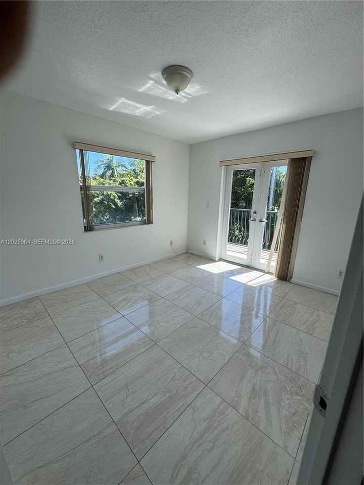 718 Ne 4th Ct #718 - Photo 5 of 11