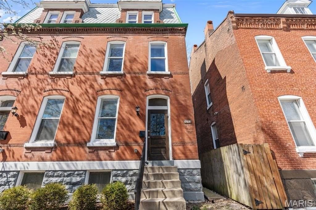 2253 Indiana Ave - Photo 2 of 50