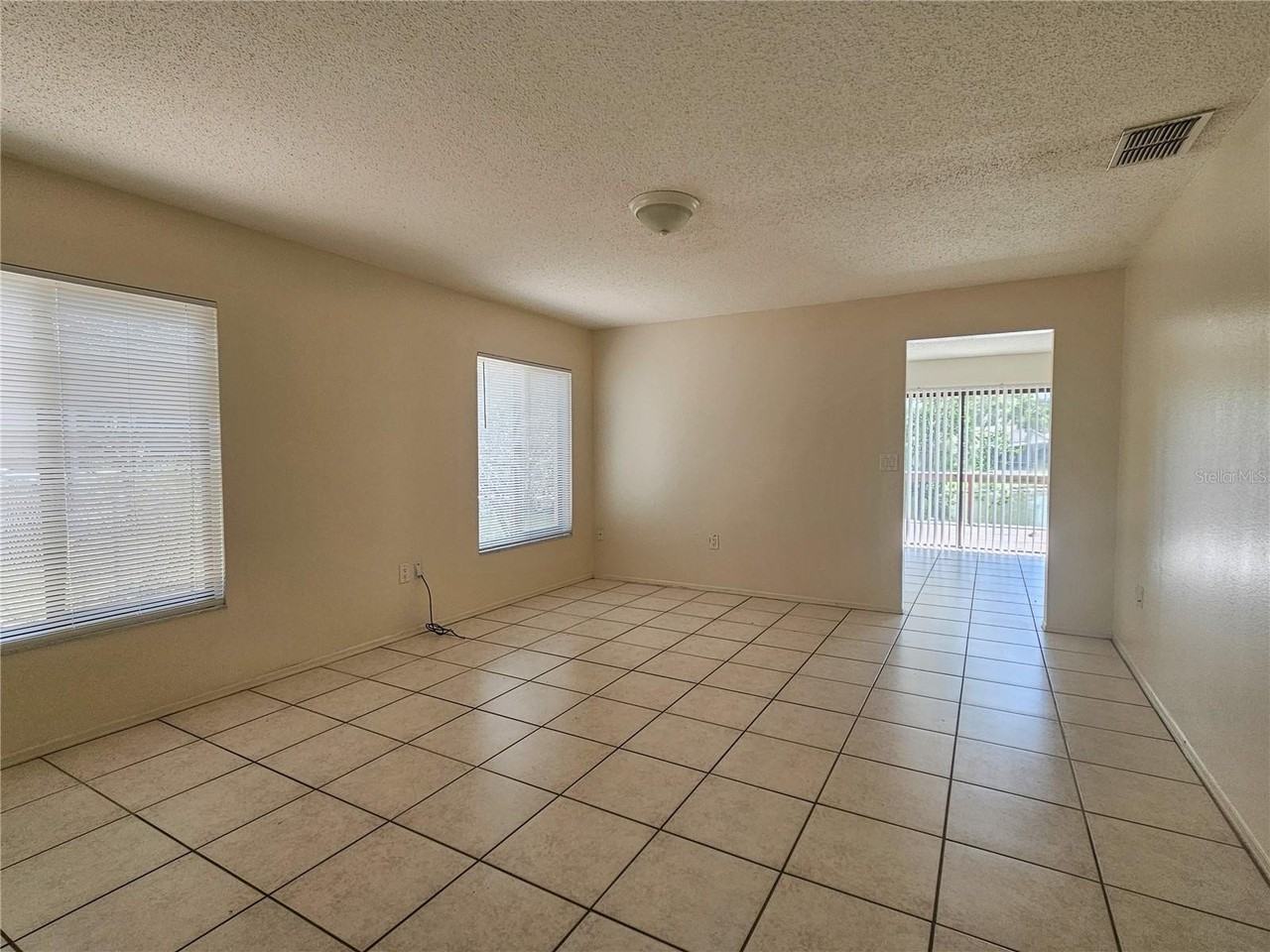 1424 Bramblewood Dr - Photo 4 of 13