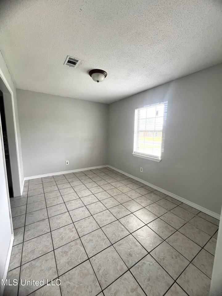 608 Kimberly Dr - Photo 3 of 17