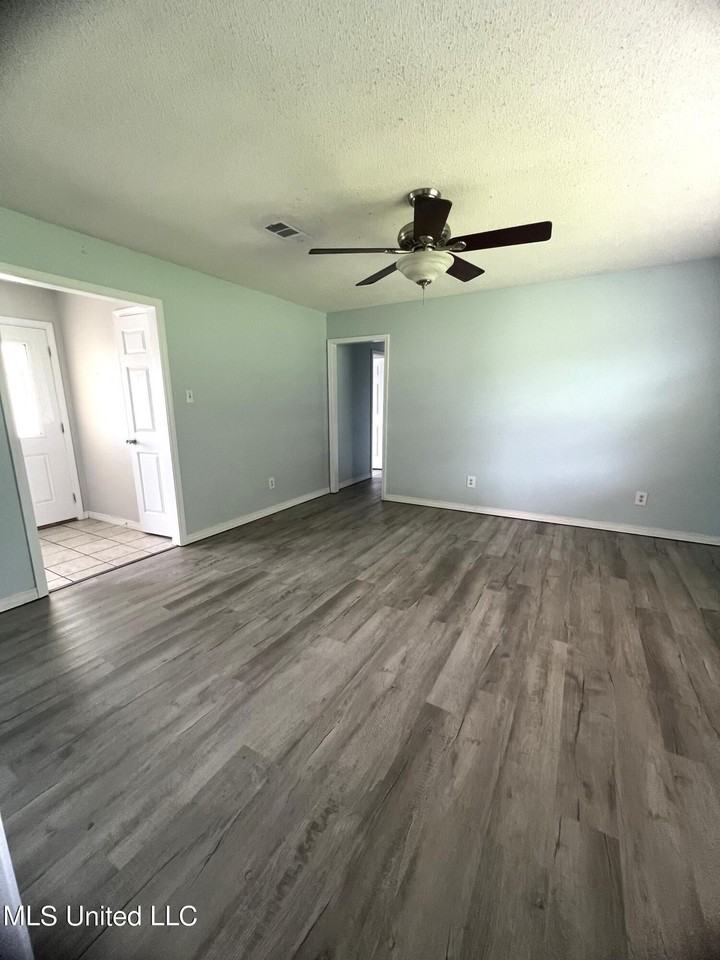 608 Kimberly Dr - Photo 5 of 17