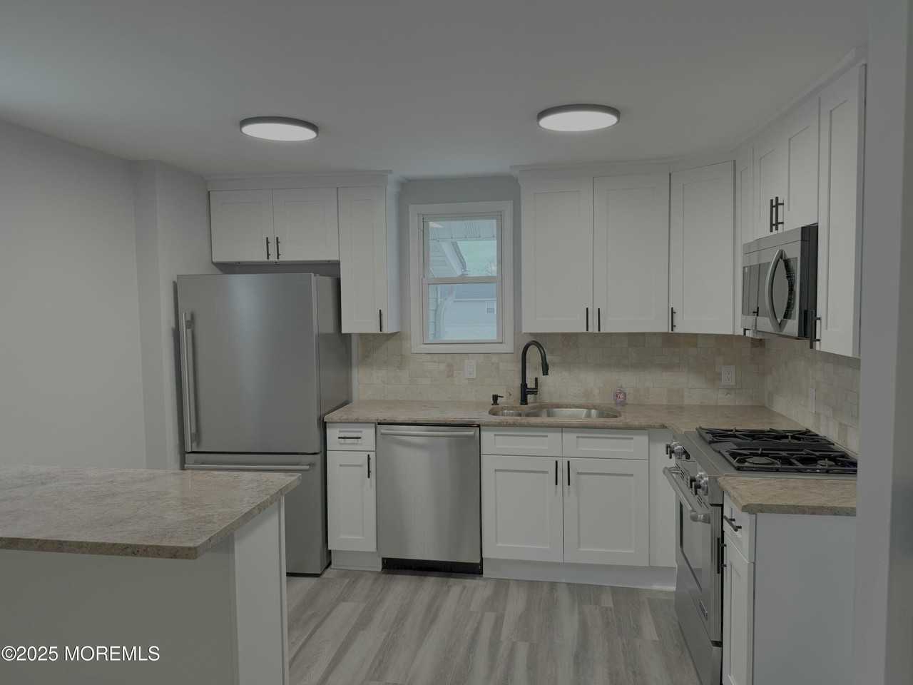22 Bay Ave - Photo 4 of 15