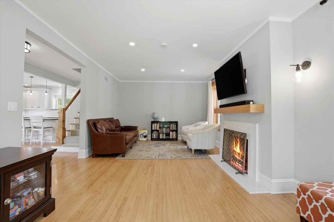 822 S Chester Ave - Photo 5 of 38