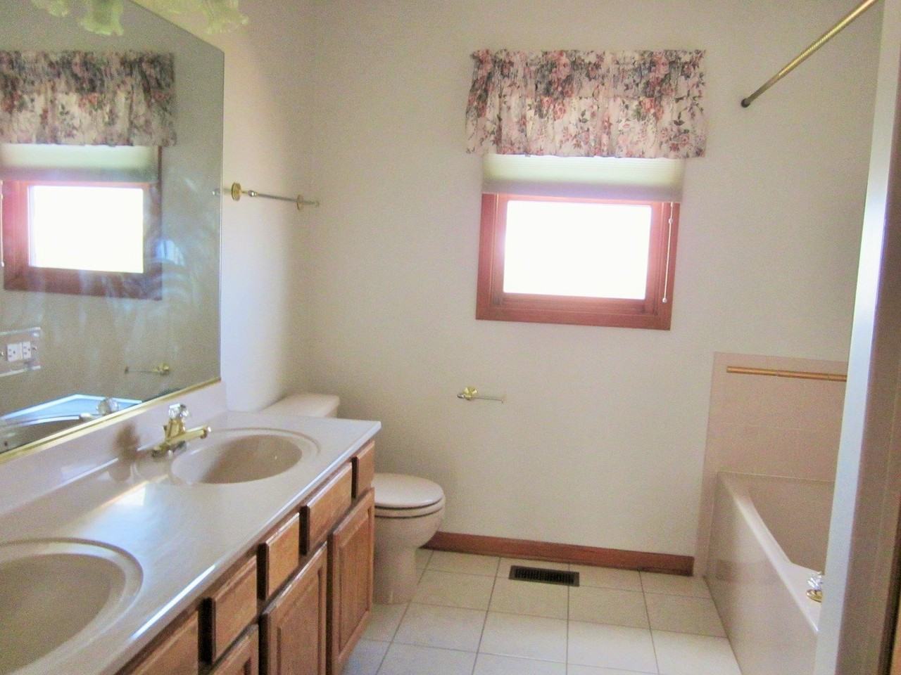3690 Baybrook Dr - Photo 7 of 9