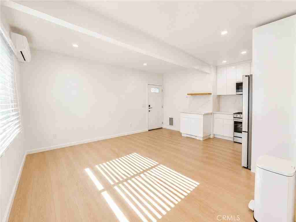 18924 Vose St - Photo 2 of 8