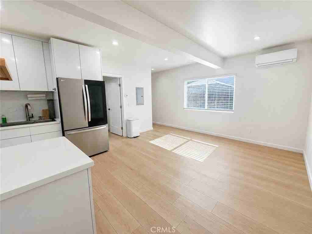 18924 Vose St - Photo 3 of 8