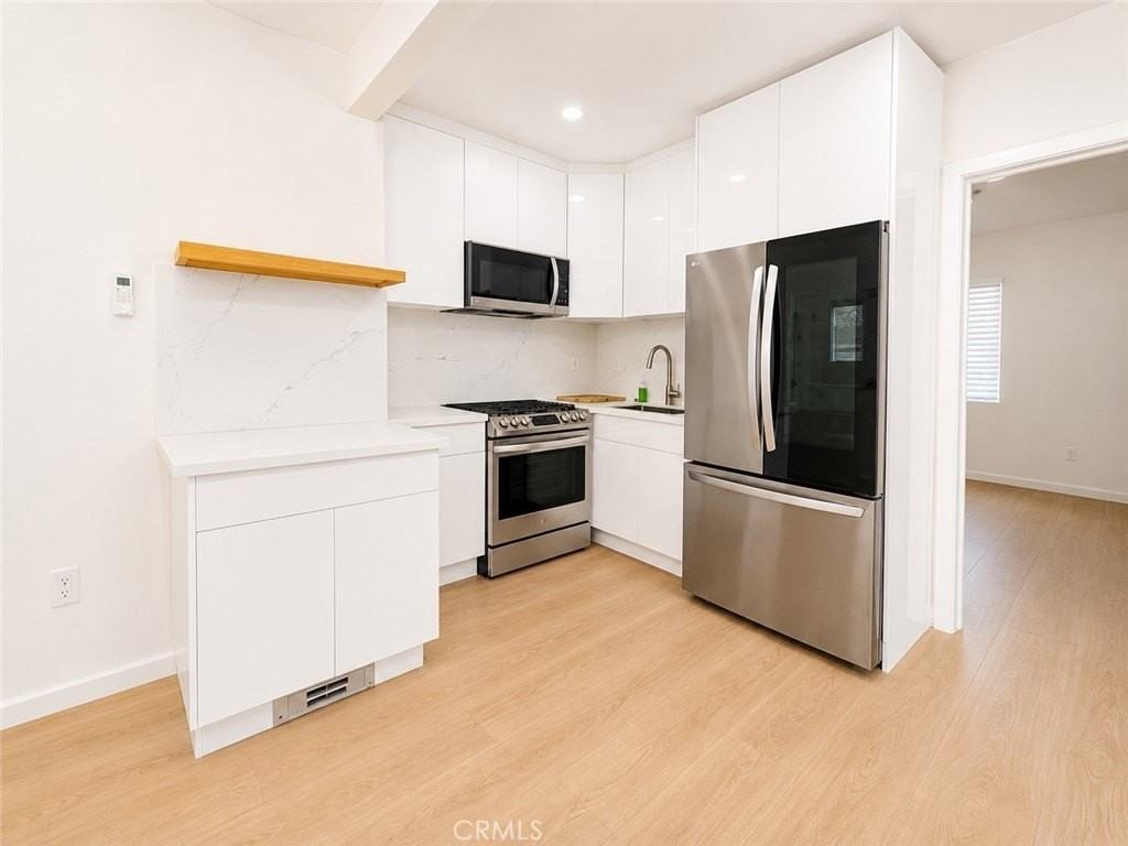 18924 Vose St - Photo 4 of 8