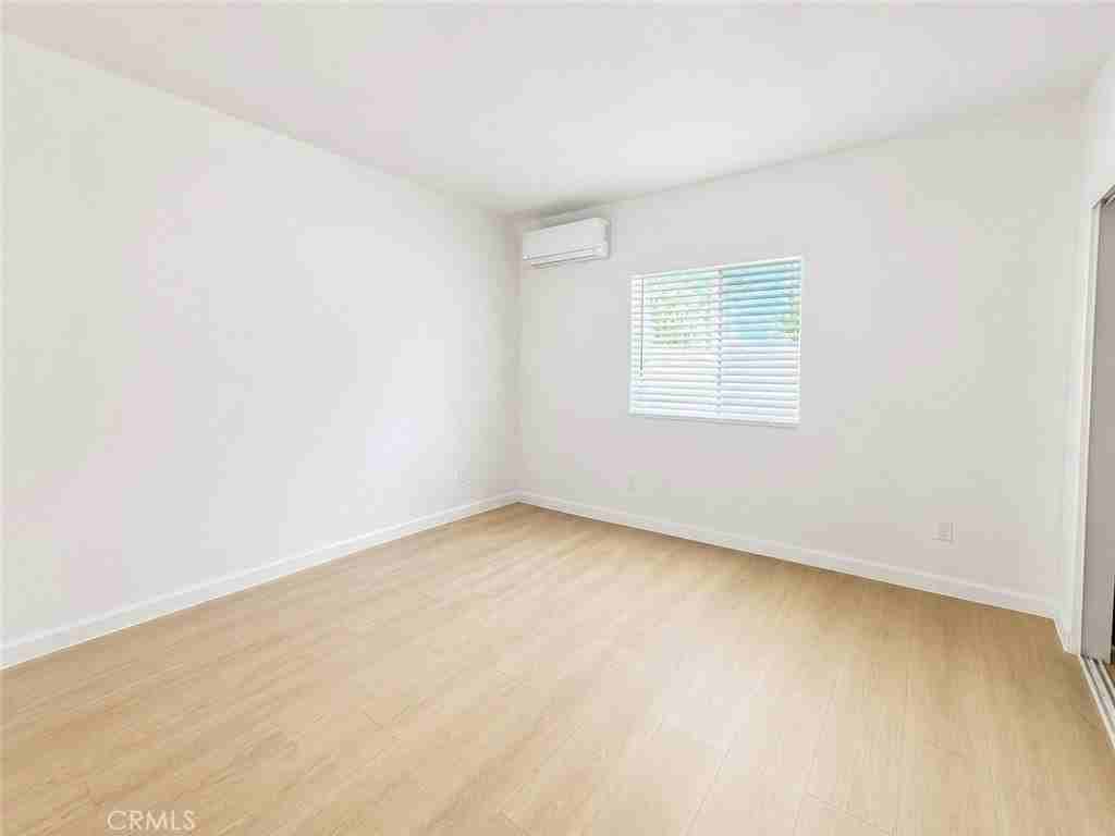 18924 Vose St - Photo 5 of 8