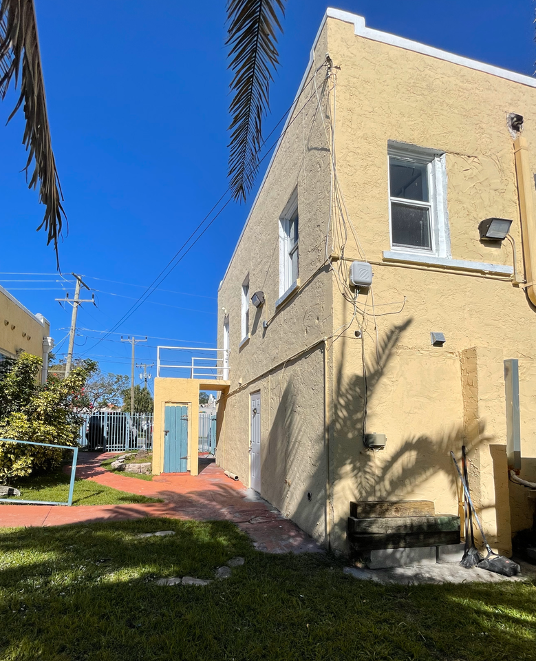 137 Southeast 1st Avenue2nd floor #2ndFL - Photo 4 of 9