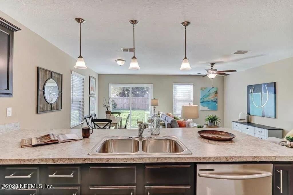 1308 Lake Shore Blvd - Photo 2 of 10