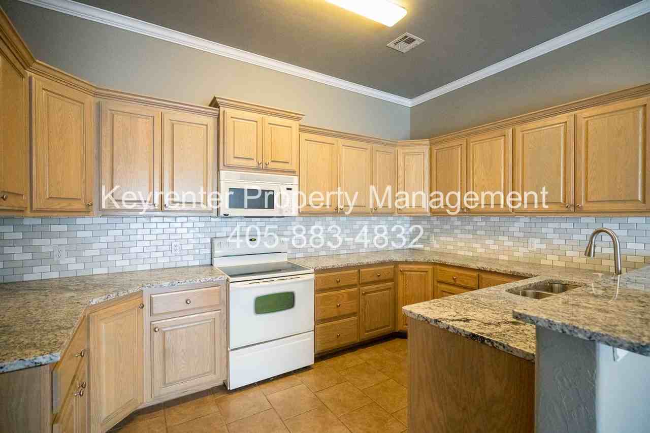 1301 Cedar Creek Dr - Photo 4 of 19