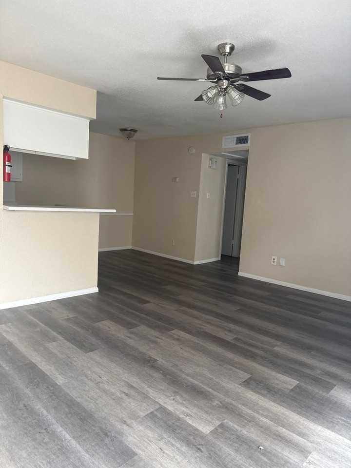 Sebring Apartments - Photo 2 of 8