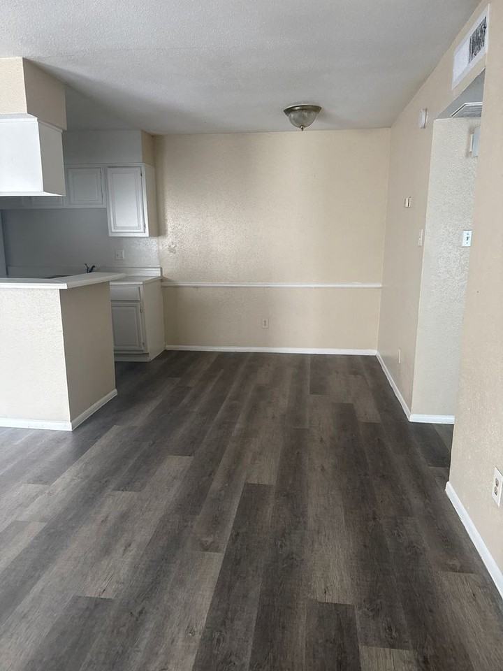 Sebring Apartments - Photo 3 of 8