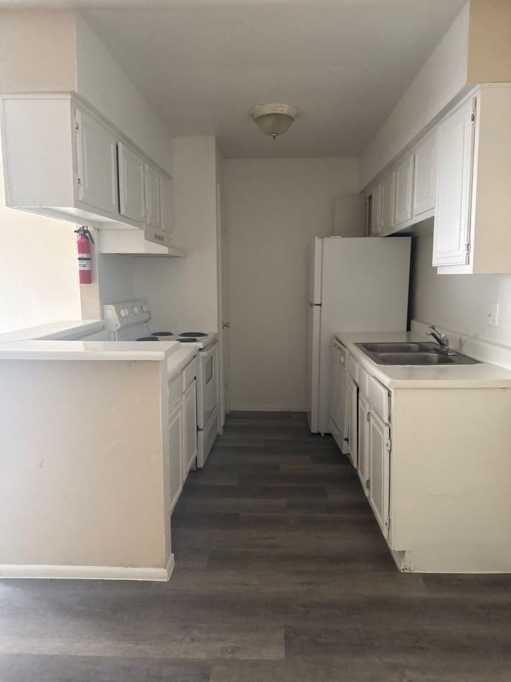 Sebring Apartments - Photo 4 of 8