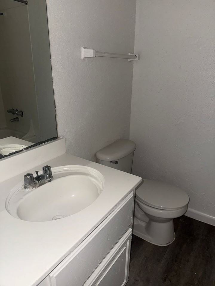 Sebring Apartments - Photo 7 of 8