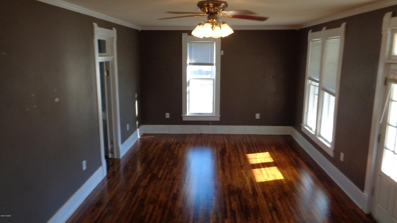 320 E Hickory St - Photo 3 of 14