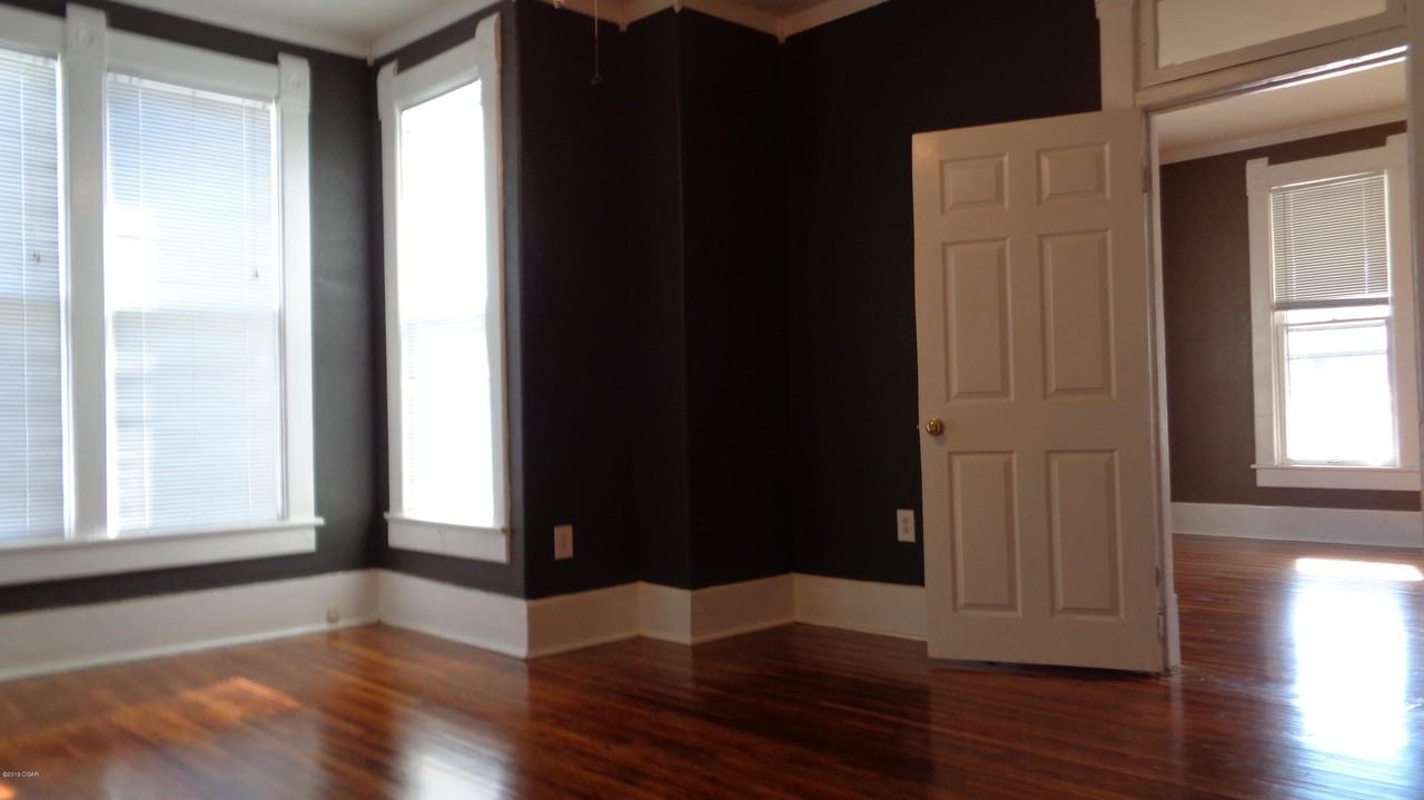 320 E Hickory St - Photo 7 of 14