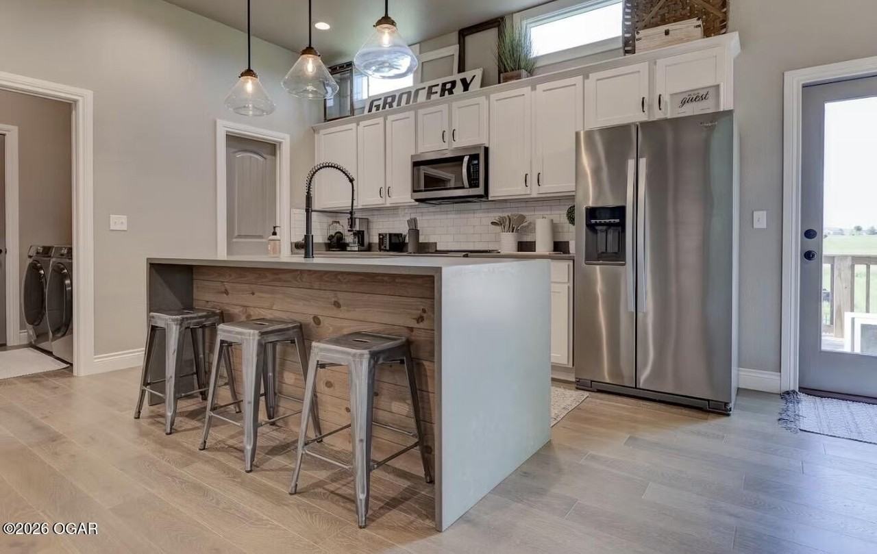 2528 E 15th St - Photo 6 of 16