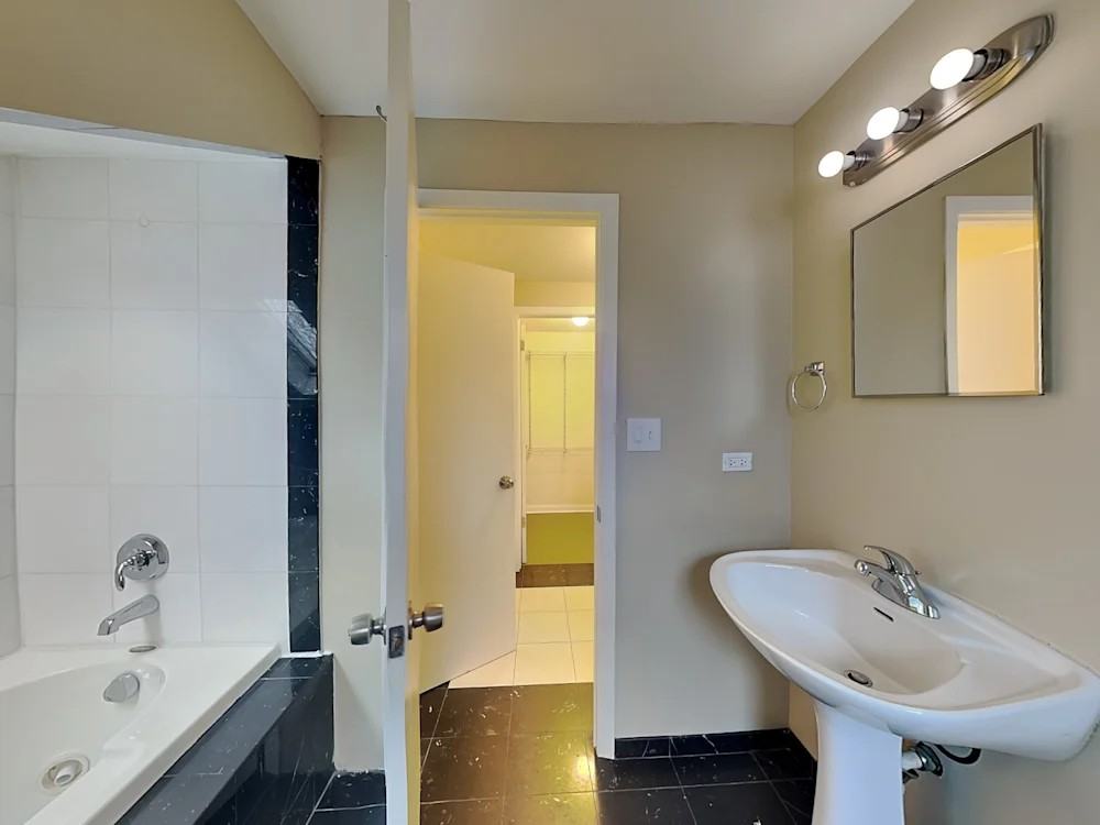 2728 Wesley Avenue - Photo 6 of 7