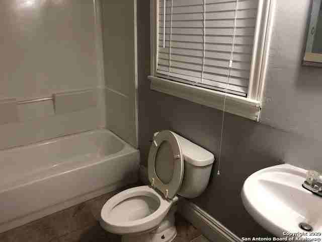 726 E Grayson St #4 - Photo 6 of 14