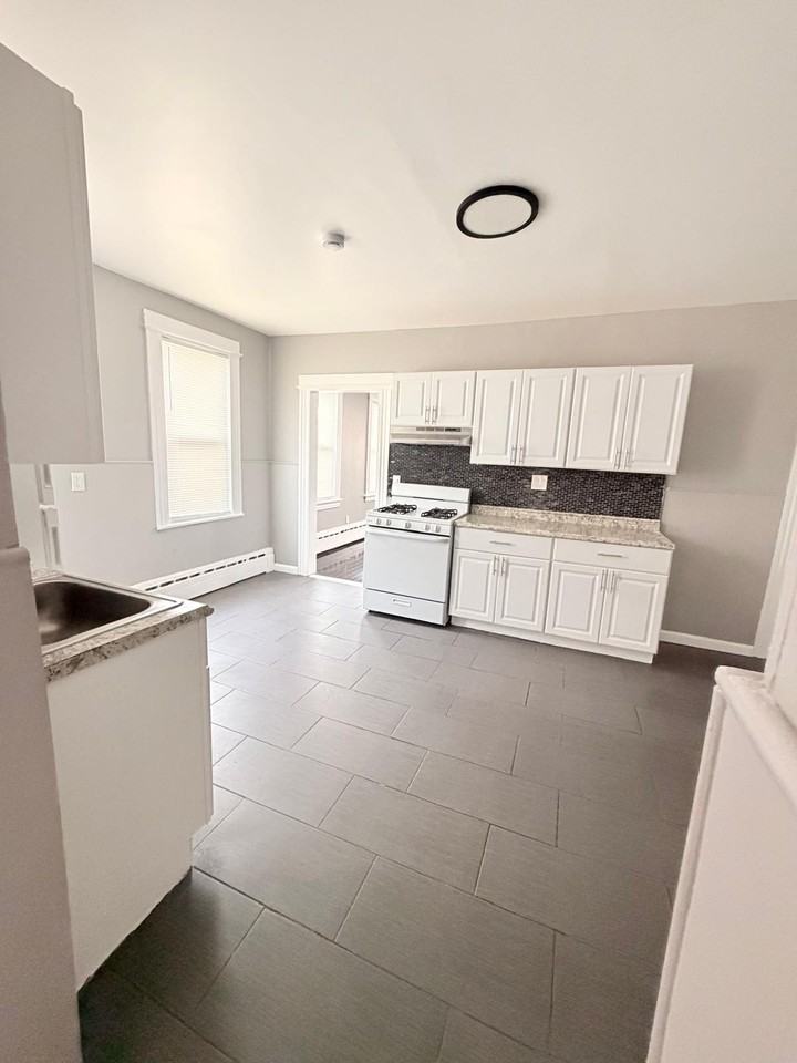 129 Sage Ave #2R - Photo 4 of 9