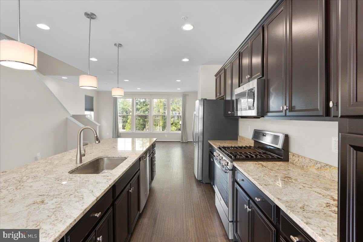 7210 Hartley Ln - Photo 4 of 37