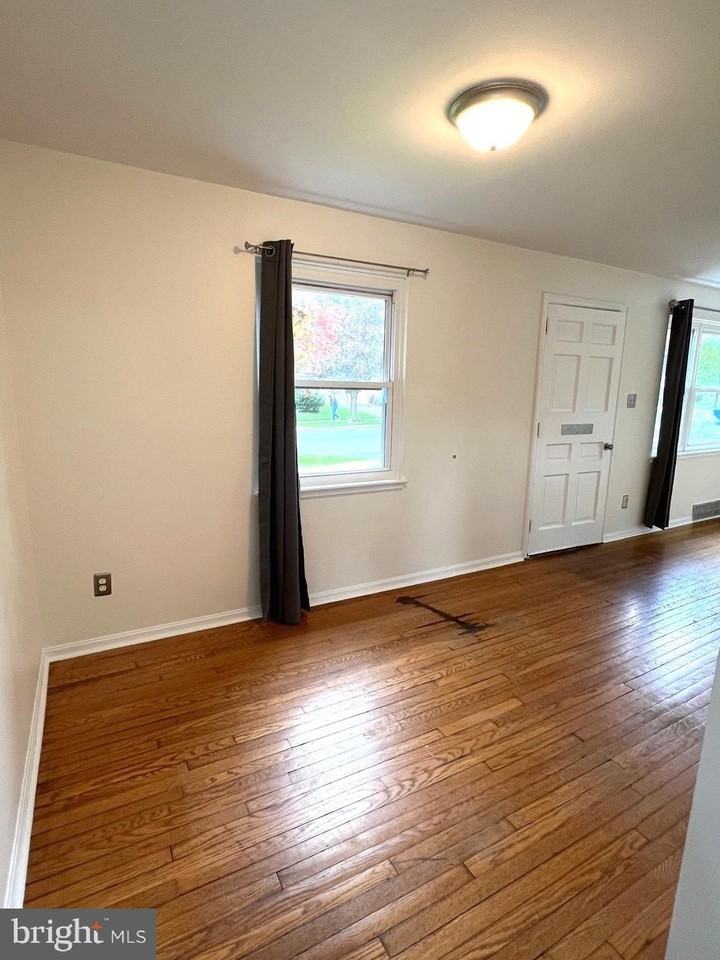 1907 Columbia Ave - Photo 5 of 24