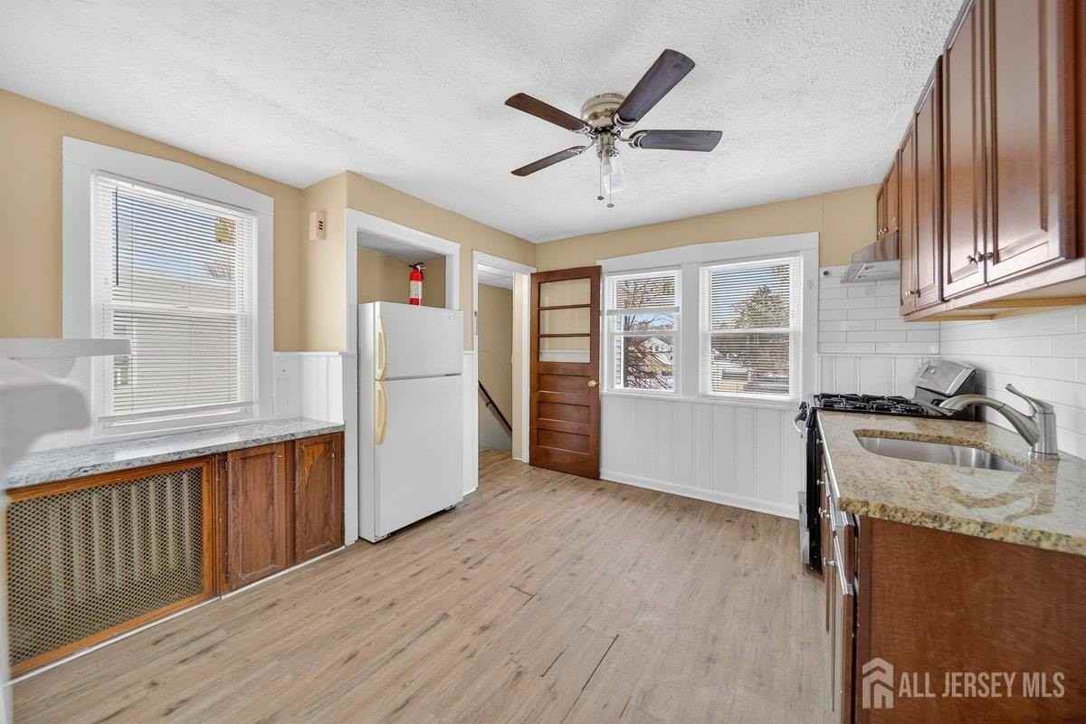 1167 Green St #B - Photo 2 of 9