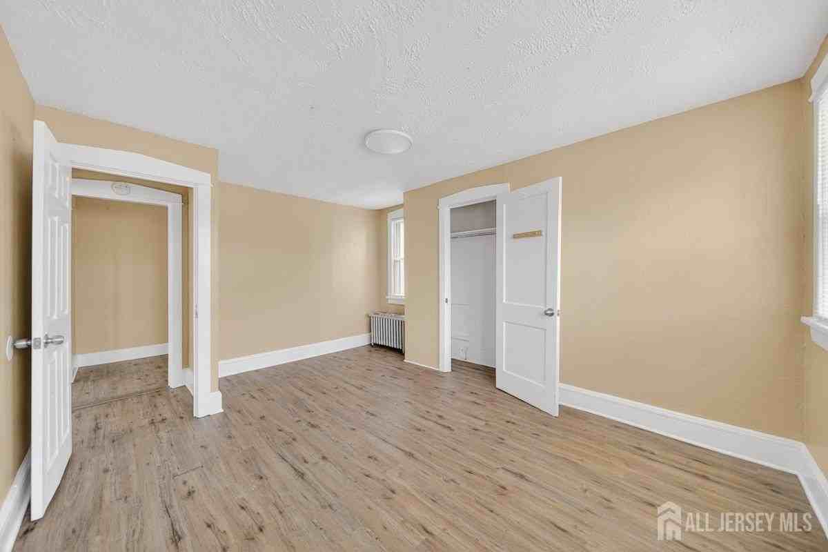 1167 Green St #B - Photo 6 of 9