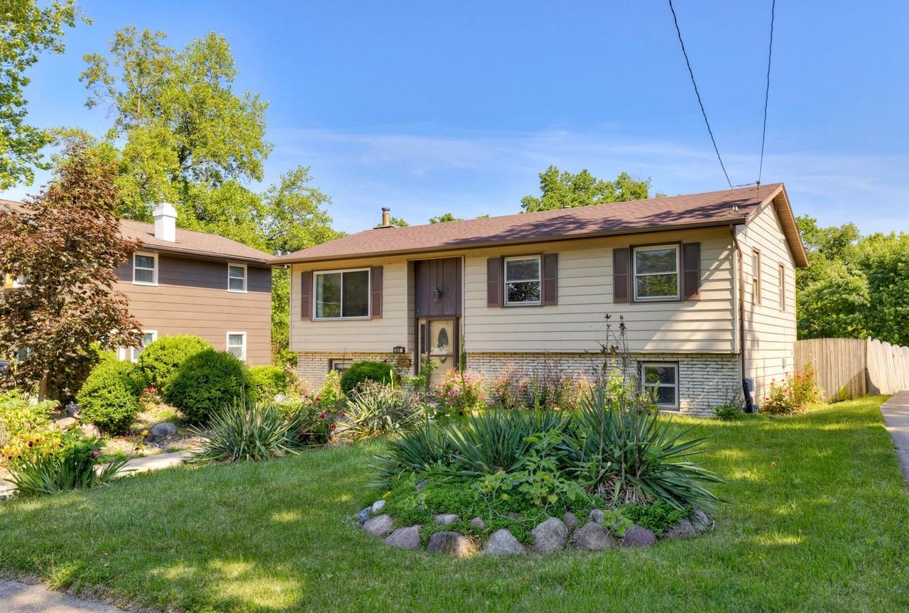 3815 Hillcrest Dr - Photo 3 of 34