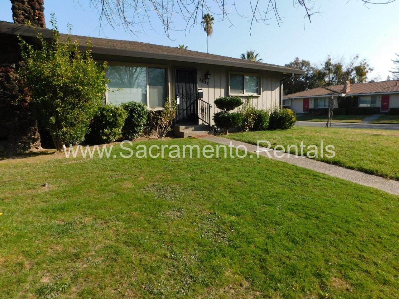 2637 Latham Dr - Photo 3 of 34