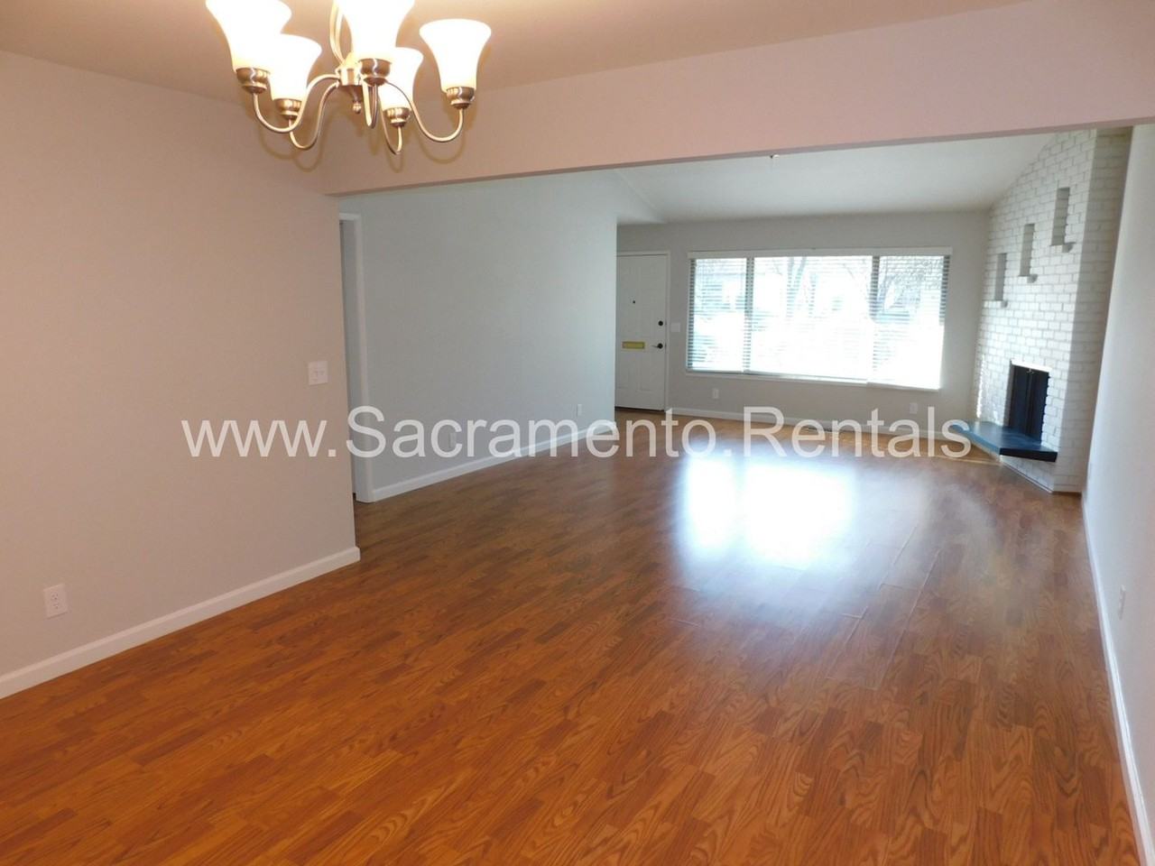 2637 Latham Dr - Photo 4 of 34