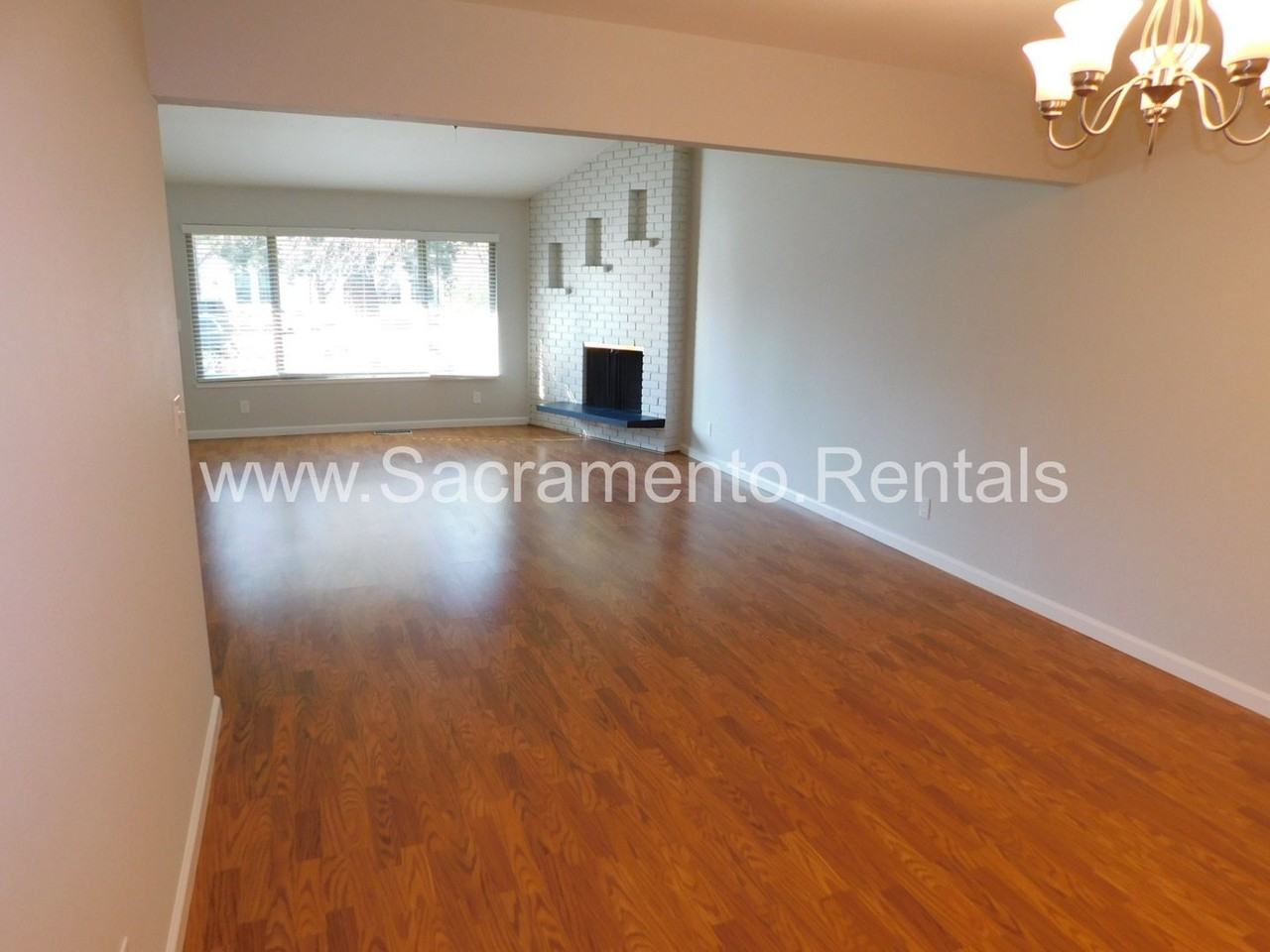 2637 Latham Dr - Photo 5 of 34
