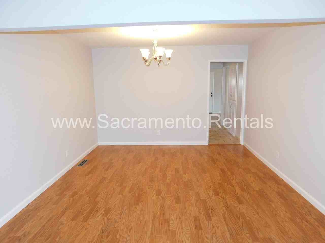 2637 Latham Dr - Photo 7 of 34