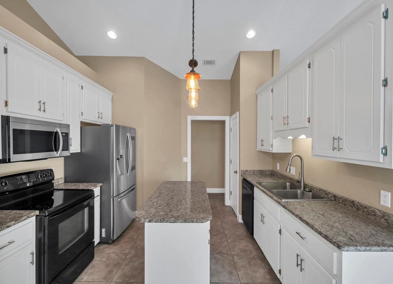 4469 Parkwood Sq - Photo 4 of 37