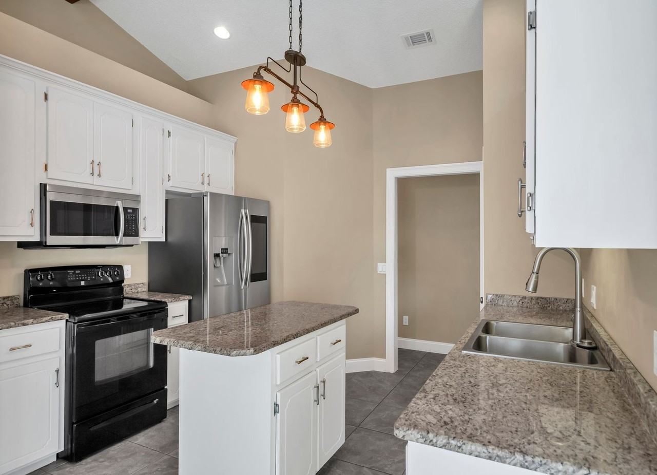 4469 Parkwood Sq - Photo 5 of 37