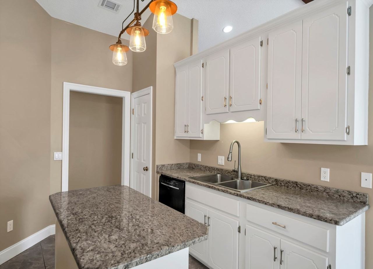 4469 Parkwood Sq - Photo 7 of 37